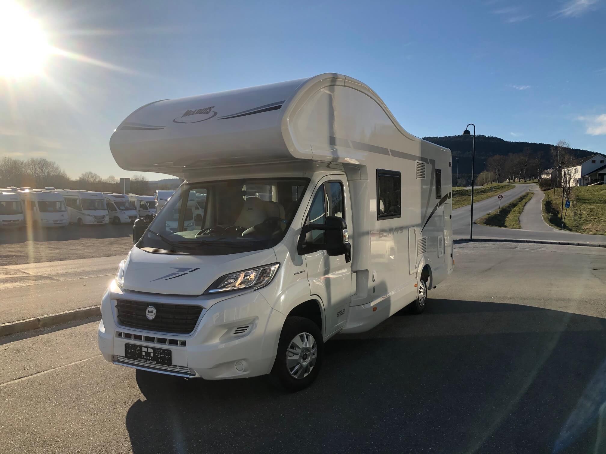  Bobilen McLouis Glamys 322 er en av de beste bobilene for familier. Bildet viser bobilen utenfra mens den står parkert.