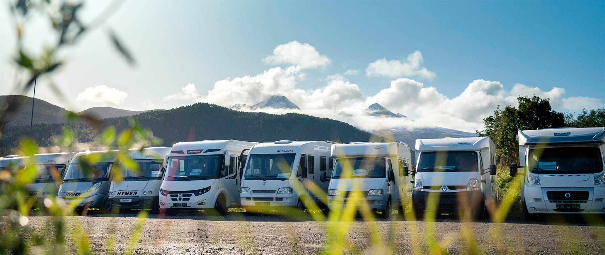 Bobiler på rekke utenfor Løviknes Caravan en sommerdag